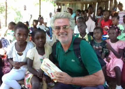 La storia del padre missionario che costruendo un ospedale ad Haiti distrutta dall’uragano
